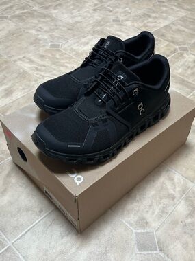 USED Women’s On Cloud 6 All Black Shoes